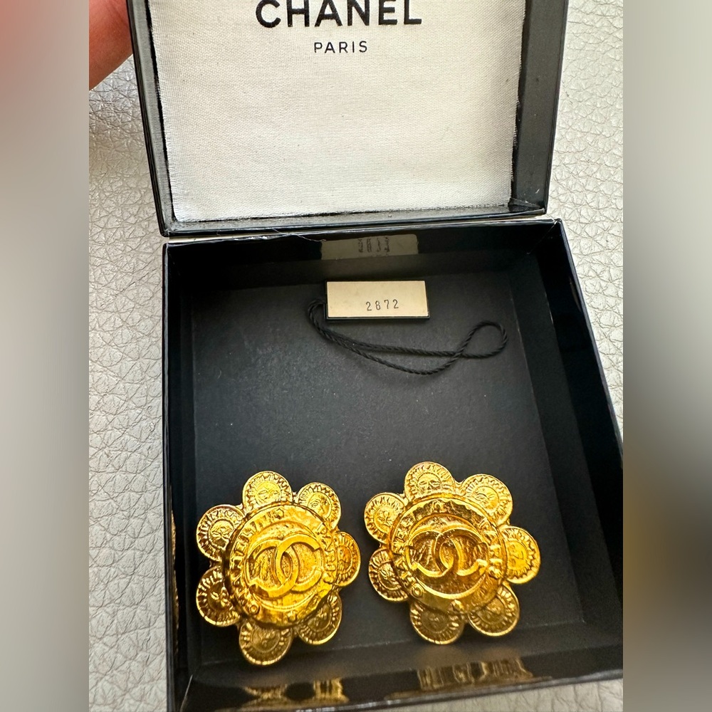 RARE 24K gold plated Chanel clip on earrings 80s